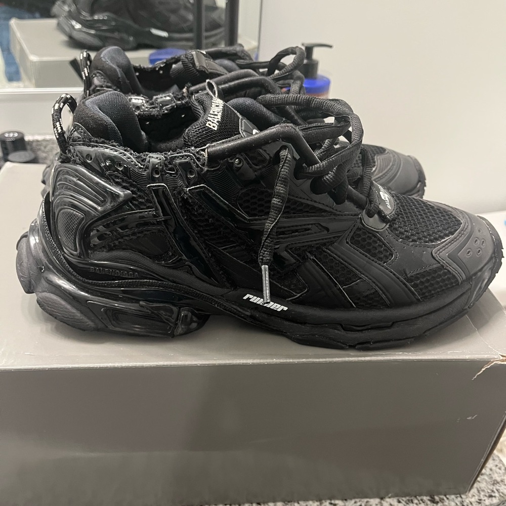 Balenciaga runners in black size 43 good condition